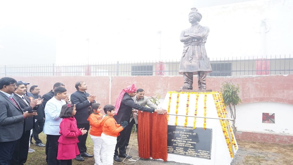 Aligarh DM inaugurated the statues of Vivekananda and Rani Laxmibai