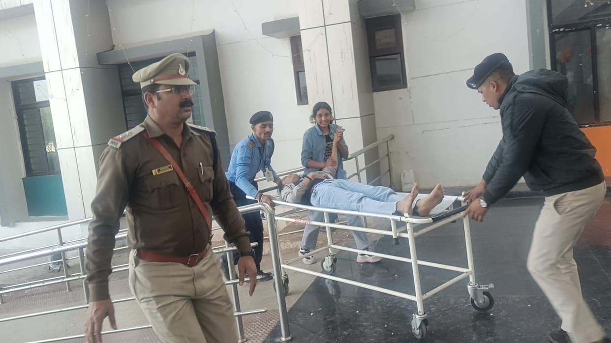 Shahdol: Khaki uniformed personnel fulfilled the duty of humanity, injured in the road to the hospital