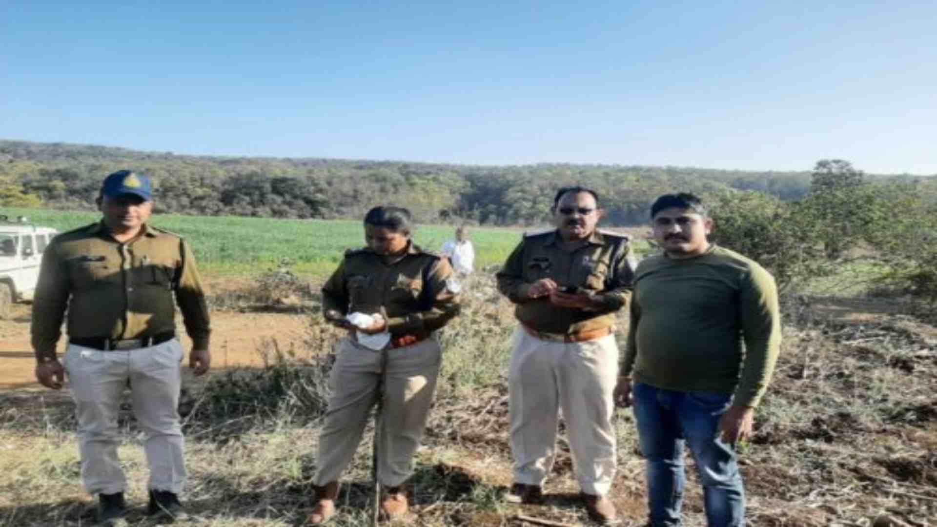 शव की तलाश में जुटी पुलिस।