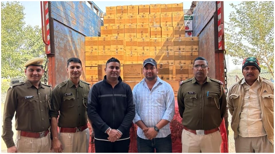पुलिस ने जब्त की अवैध शराब।