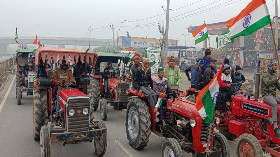 Farmers took out Tricolor Yatra with tractors on Republic Day in Agra
