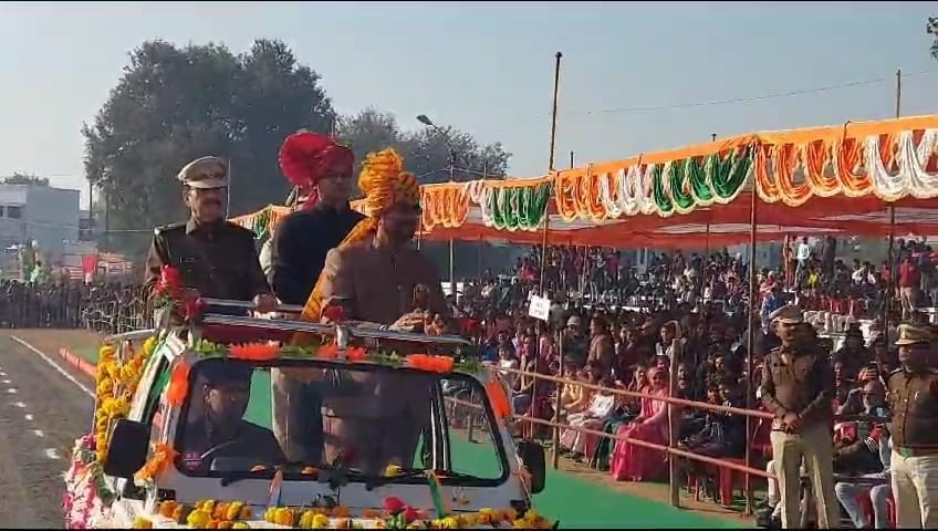 Republic Day: Damoh Republic Day enthusiasm, Minister of State Lakhan Patel hoisted the flag