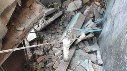 धमाके से गिरा मकान।