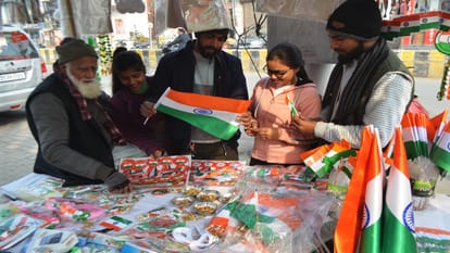 Republic Day 2024: बरेली पर चढ़ा गणतंत्र का रंग, तिरंगामय हुआ शहर, गूंज रहे देशभक्ति के तराने Republic Day 2024: colors of the Republic spread over Bareilly