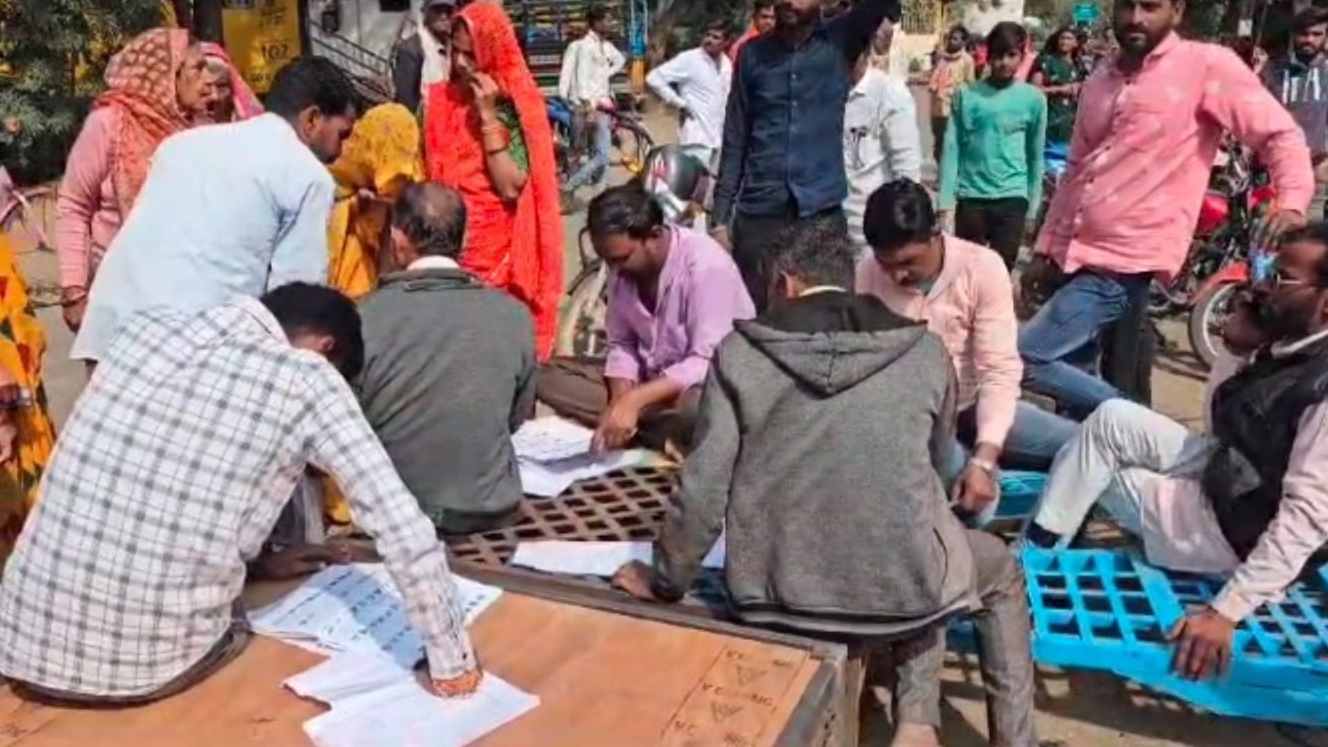 200 से ज्यादा लोगों के नाम वोटर लिस्ट से गायब