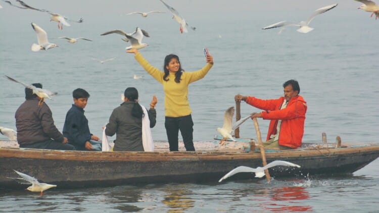 Varanasi Weather: तस्वीरों में देखें, वाराणसी में खिली धूप तो खिलखिला उठे शहरवासियों के चेहरे, घाटों पर रौनक
