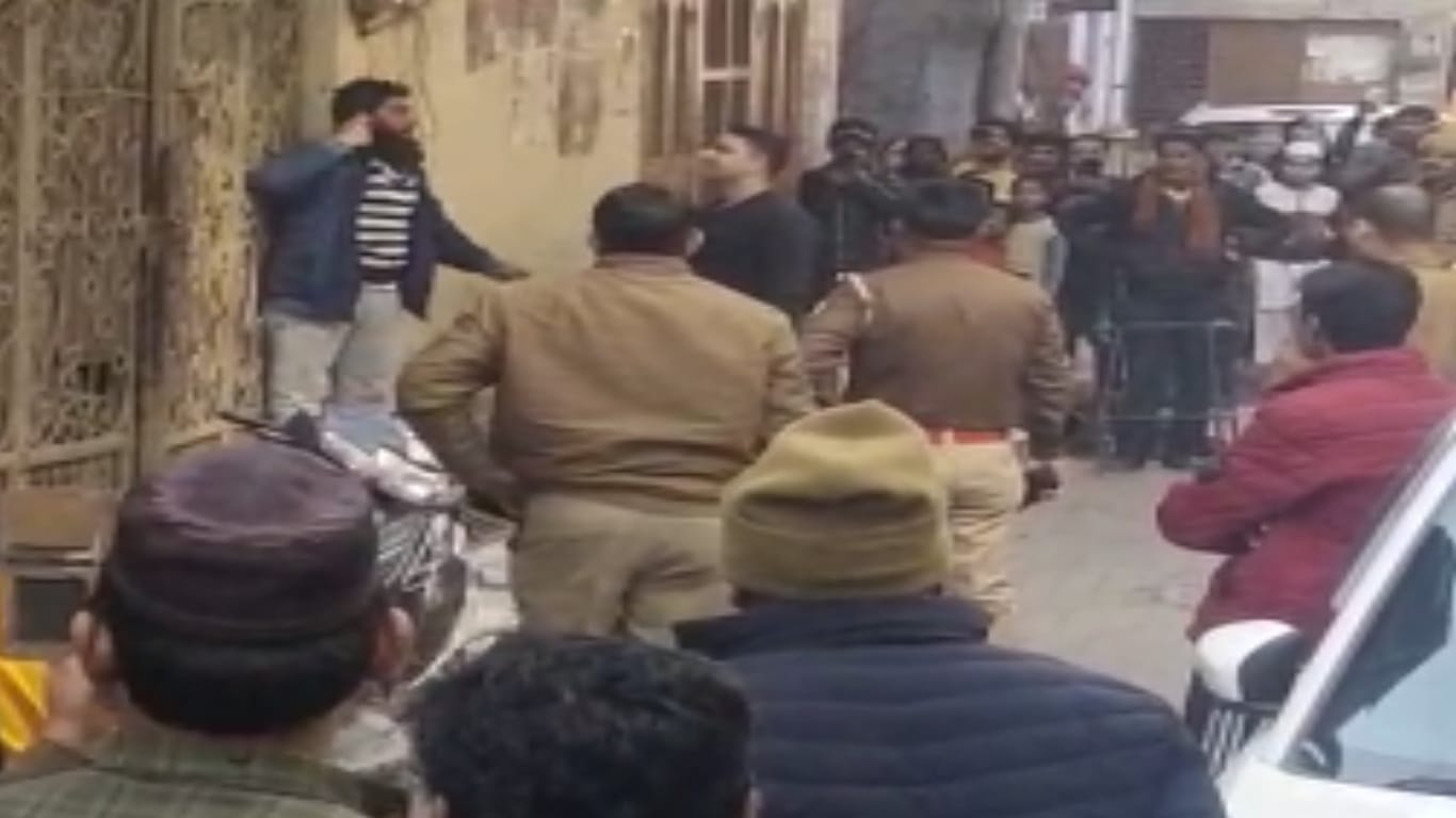 Accused Rashid held a policeman by his collar and pointed by tamancha at him in Meerut, video viral