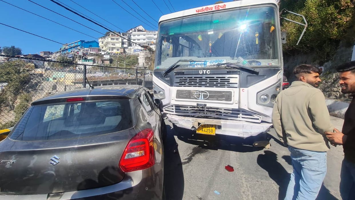 Roadways bus Brakes failed four vehicles collided people narrowly escaped in Mussoorie Uttarakhand Accident