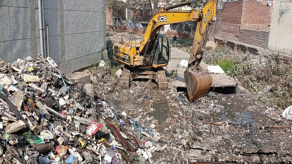 JCB cleaning the drain tore the stomach of an innocent child, people were shocked to see the scene