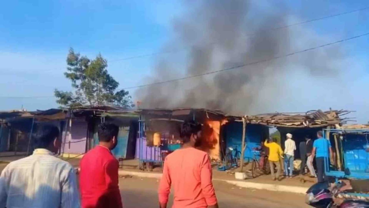 MP News: Fire broke out in a tea-snack shop along the state highway in Katni.