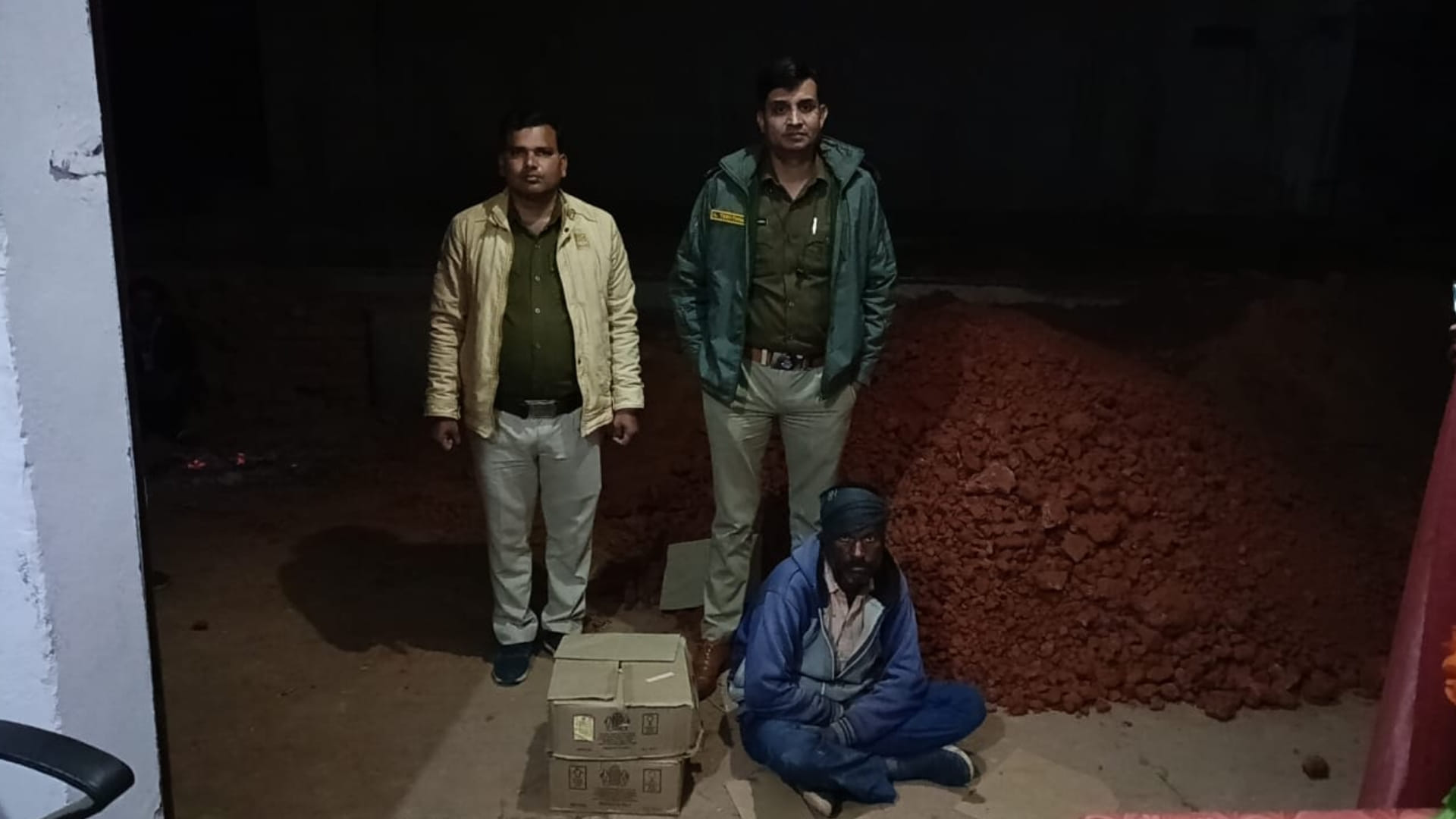 ड्राई डे होने के बावजूद भी बेच रहा था शराब