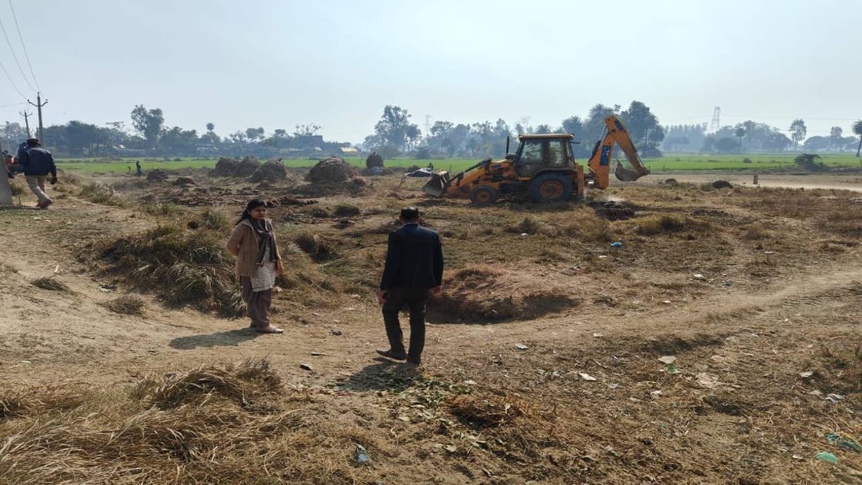SDM vacated government land by using bulldozer occupied by villagers In Etah