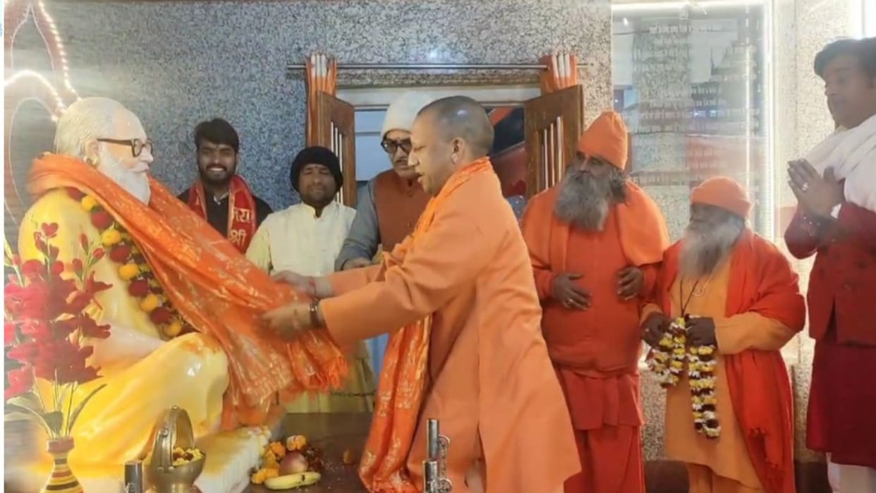 Grand welcome to the Chief Minister from airport to Gorakhnath temple, Guru was adorned with Ramnami Chunari.