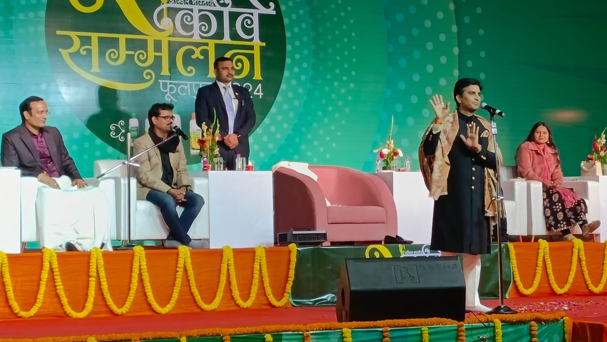 Kumar Vishwas stole the show: In his familiar style, Kumar Vishwas made people dance.