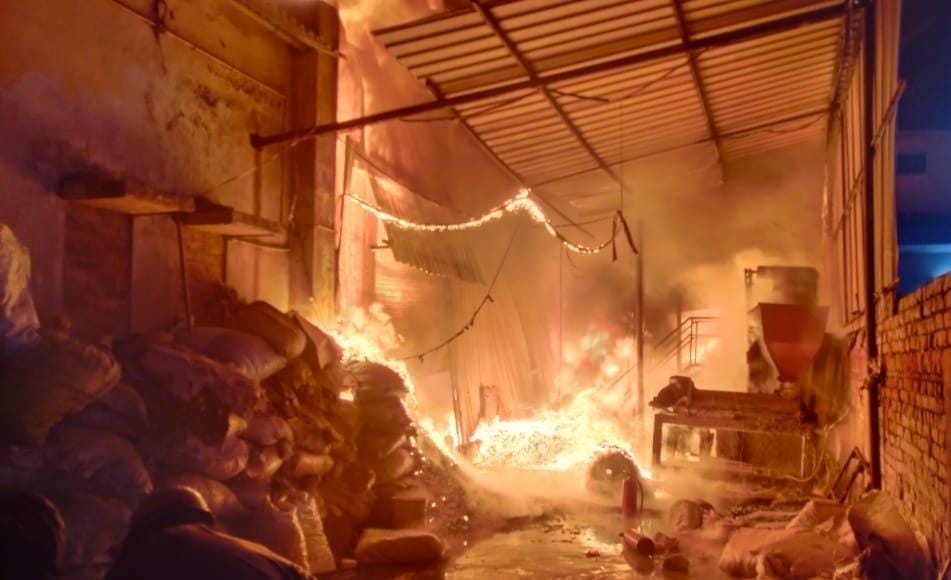 Fire broke out due to short circuit, two factories burnt down, 12 fire tenders brought it under control in six