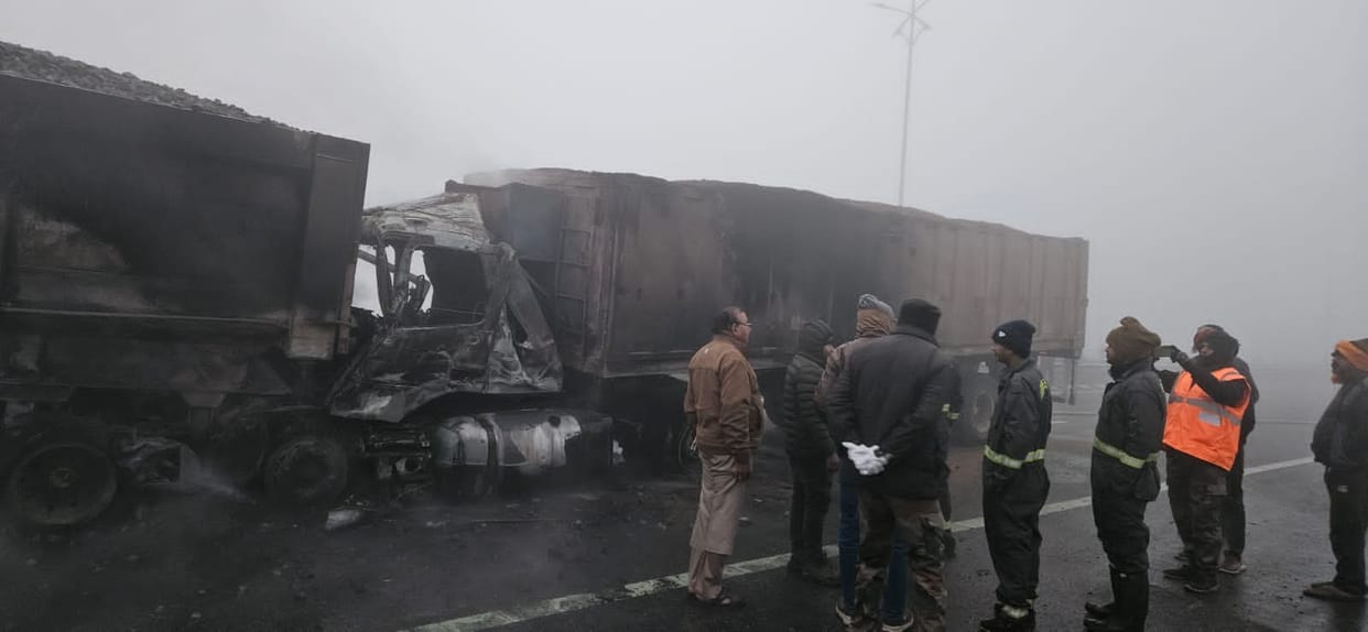 Due to dense fog, three dumpers collided, fire started due to short circuit, drivers saved their lives by jump