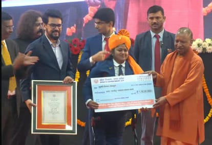 CM Yogi gave an amount of Rs 4.5 crore to the Golden Girl of Asian Games and appointment letter of DSP