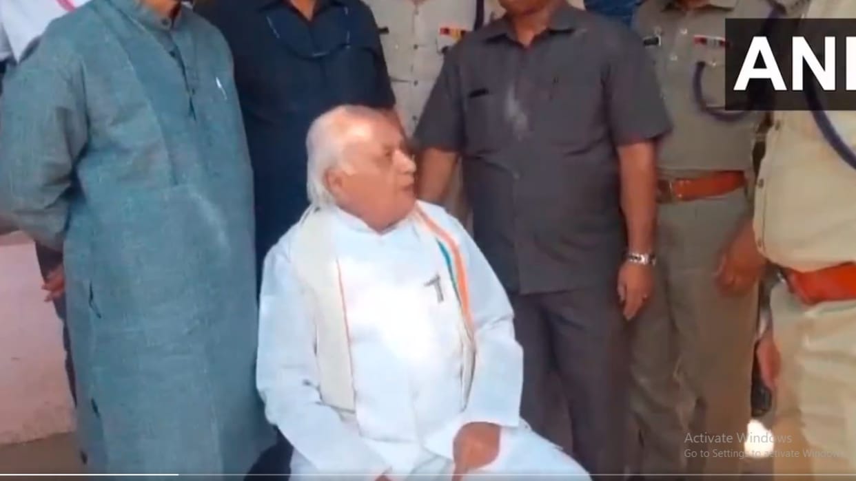 kerala governor arif mohammed khan set on protest after sfi activist shows black flag