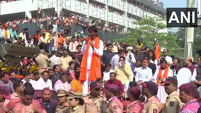 Maratha quota activist Manoj Jarange Patil ends his fast in the presence of Maharashtra CM Eknath Shinde
