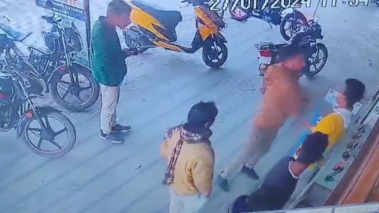 Police constable beats shopkeeper SP suspended after video viral in Mirzapur