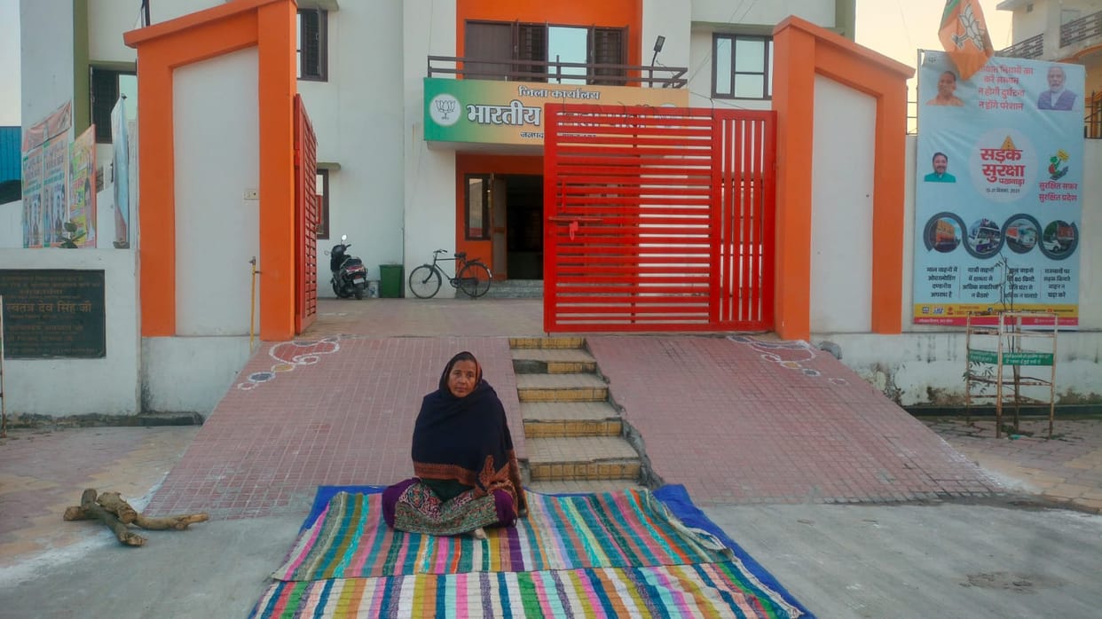 Sunita Malik started protesting again outside party office after expelled from BJP in Muzaffarnagar