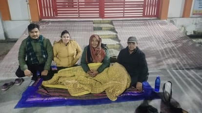Sunita Malik started protesting again outside party office after expelled from BJP in Muzaffarnagar