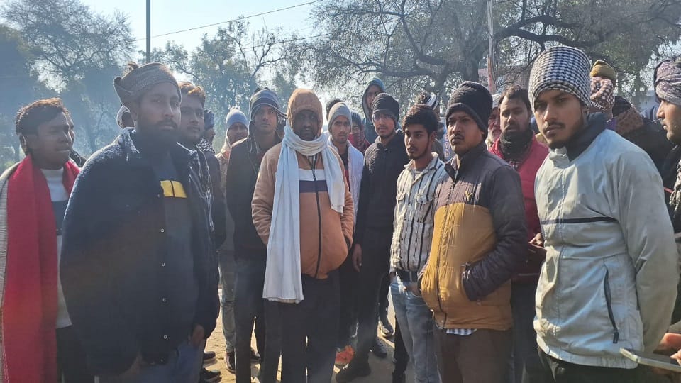 more than five lakh rupees were looted from the businessman at Khar Anaj Mandi