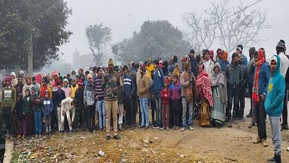 Budaun News: सड़क किनारे खेल रहे थे बच्चे, तभी कूड़े के ढेर में दिखा कुछ ऐसा, गांव में फैली सनसनी man dead body found buried in pile of garbage on the roadside in Budaun