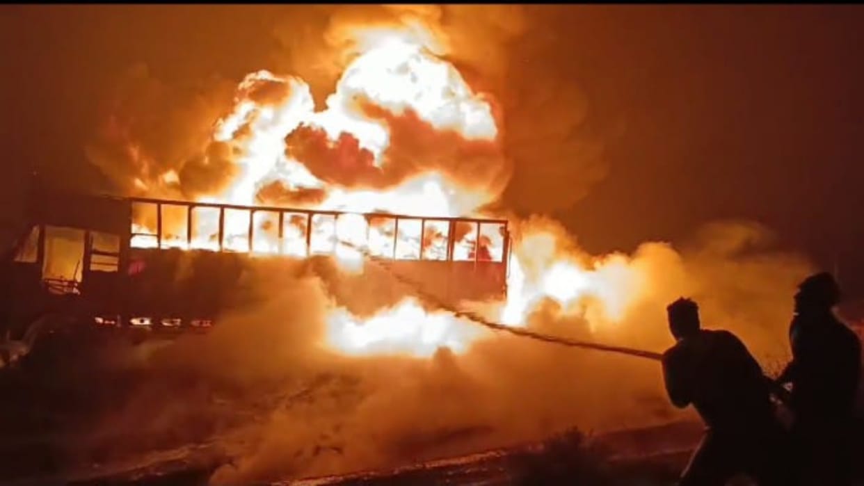 Rajasthan News: Fire broke out in a tanker filled with oil, driver and attendant saved their lives by jumping