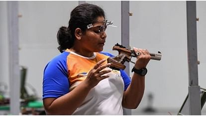 Shooting: विश्व कप में रिदम-उज्जवल की जोड़ी ने जीता स्वर्ण पदक, एयर पिस्टल मिश्रित टीम स्पर्धा में किया कमाल Rhythm Sangwan Ujjwal pair won gold medal in Shooting World Cup air pistol mixed team event