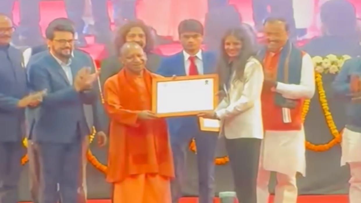 CM Yogi gave an amount of Rs 4.5 crore to the Golden Girl of Asian Games and appointment letter of DSP