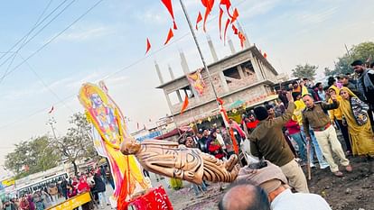 Police in action on demolishing the statue of Sardar Vallabhbhai Patel