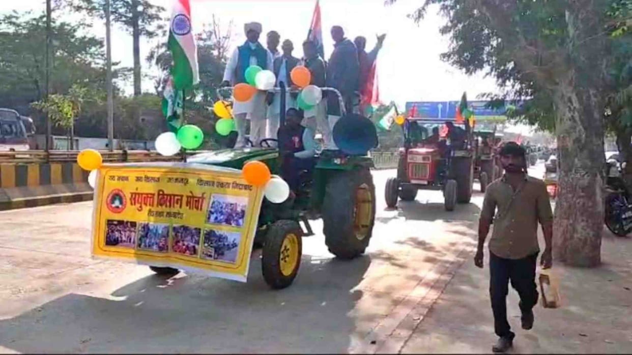 Farmers reached Rewa Collectorate with tractor demanding 6-point demands including MSP
