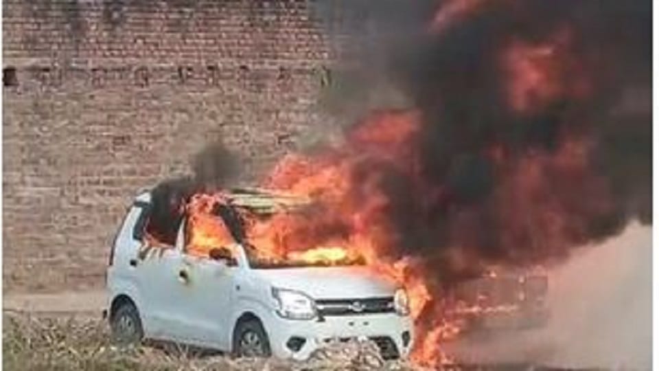 Accident while refilling gas in Maruti van two vehicles burnt to ashes due to fire