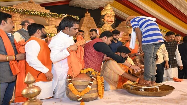 छत्तीसगढ़: बागेश्वर धाम दरबार में 1 हजार लोगों ने की सनातन धर्म में वापसी; जूदेव ने पैर धोकर कराया शुद्धिकरण