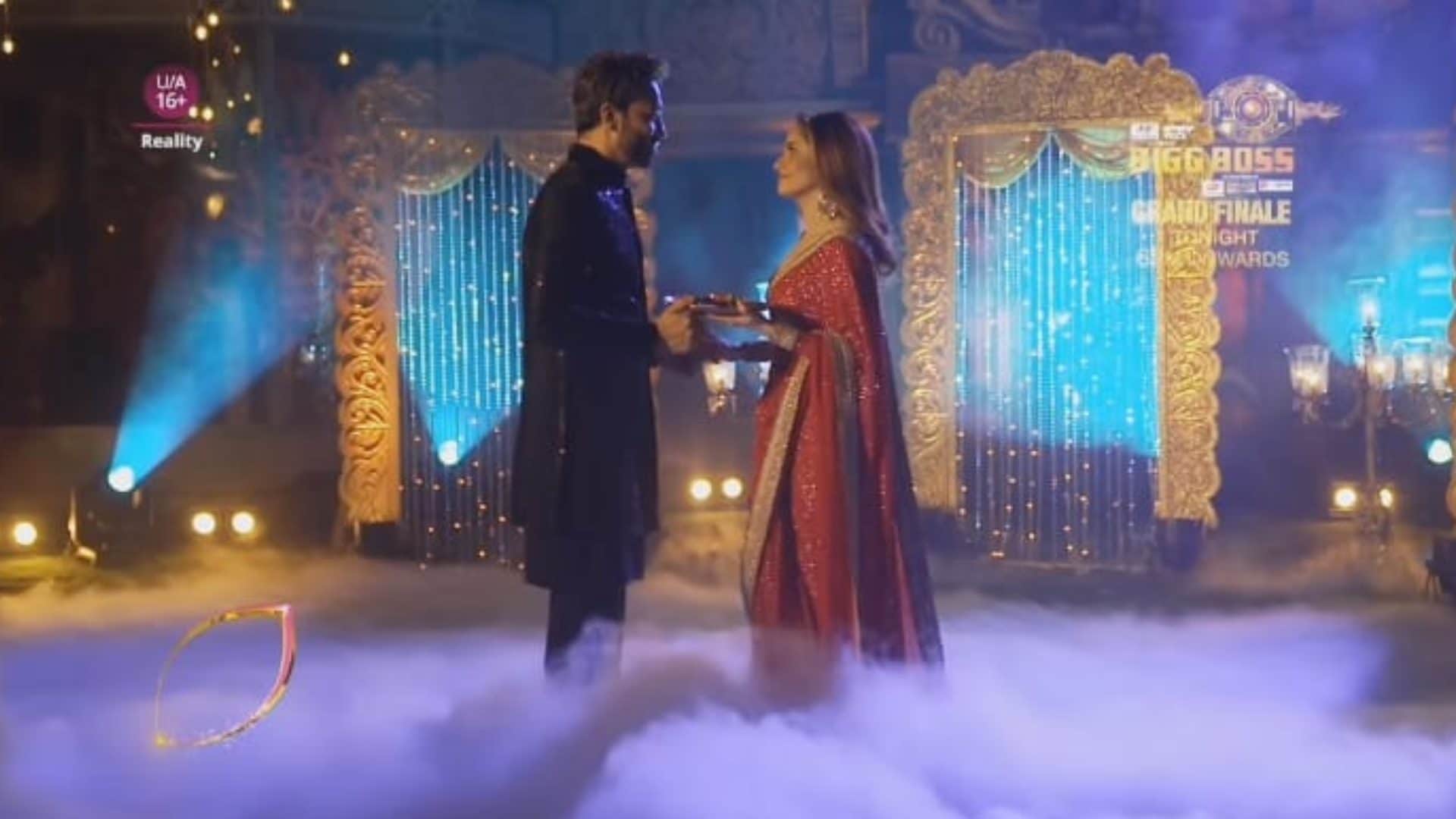 Bigg Boss 17 Grand Finale Ankita Lokhande and Vicky Jain did a Romantic Dance Performance on This Song