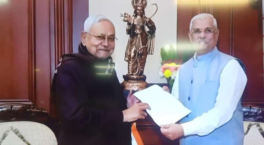 नीतीश कुमार ने सौंपा राज्यपाल को इस्तीफा।