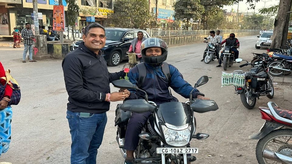 हेलमेट पहनने वालों को गुलाब भेंट कर किया गया सम्मानित