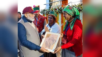 Uttarakhand: गणतंत्र दिवस समारोह में शामिल हुईं हर्षिल की अनुप्रिया, पीएम मोदी को भेंट की खास चीज Uttarakhand Anupriya of Vibrant Village Harsil gave a special gift to PM Modi on Republic Day