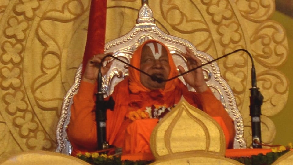 Dehradun: Jagadguru Rambhadracharya admitted to Synergy Hospital, Doon, had chest pain...now fine