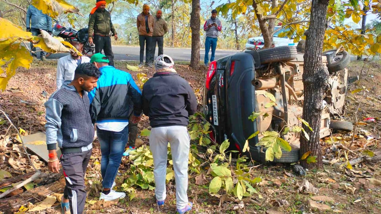 Two killed when speeding car collides with tree in Tendukheda, Damoh