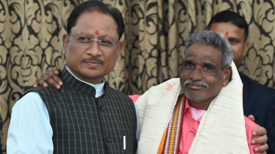 CM Vishnudev Sai honored Jageshwar Yadav at state guest house Pahuna Chhattisgarh