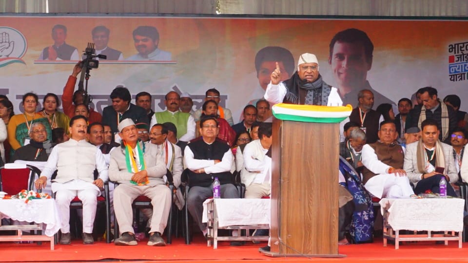 Congress Public Meeting in dehradun Mallikarjun Kharge making false promises is Modi guarantee