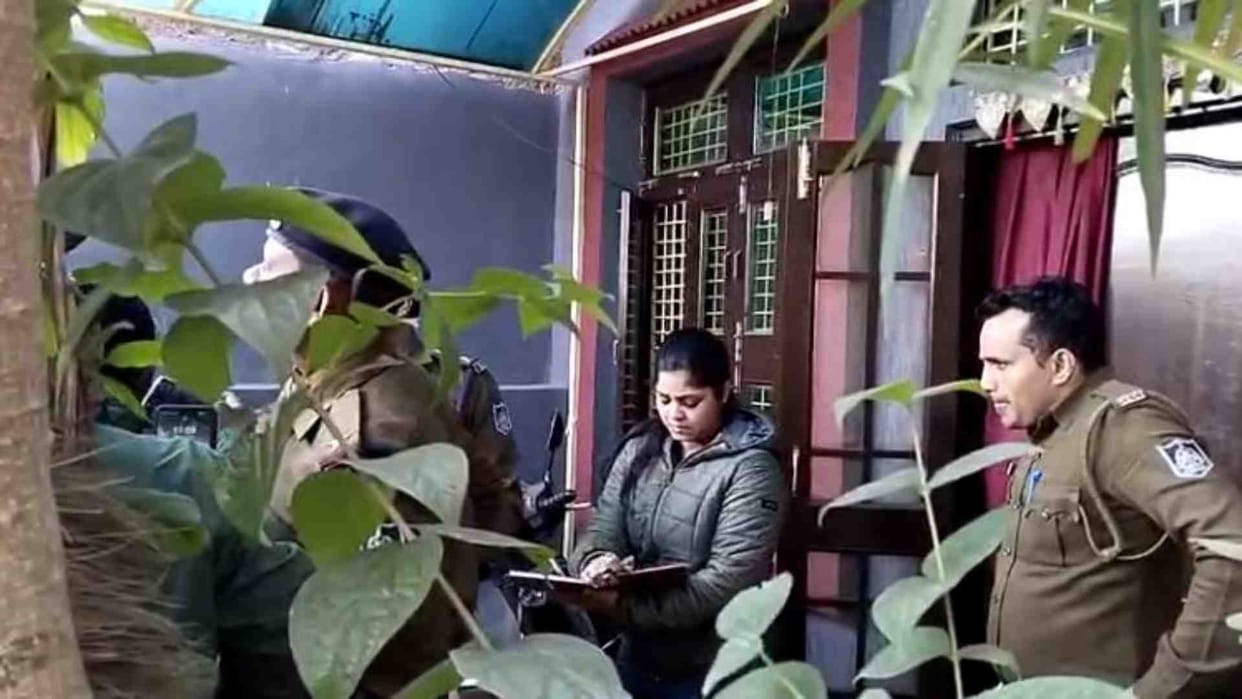 Gwalior Suicide: The entire family committed suicide by hanging in Sirol police station area.