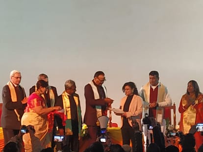 Convocation ceremony: Daughters shined on the medical field, faces lit up after receiving medals