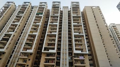 Five year old girl fell from fifth floor in Noida