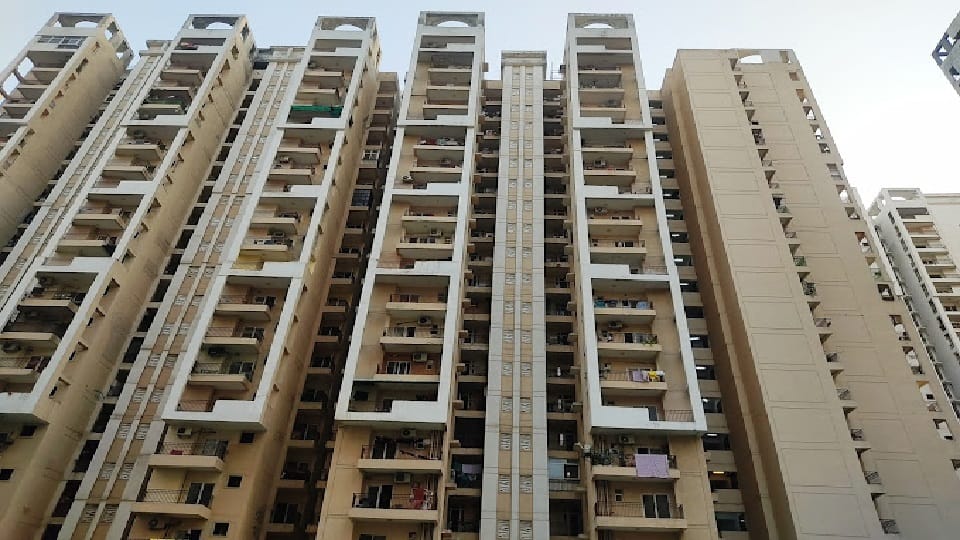 12th class student commits suicide by jumping from 22nd floor due to failure in English paper