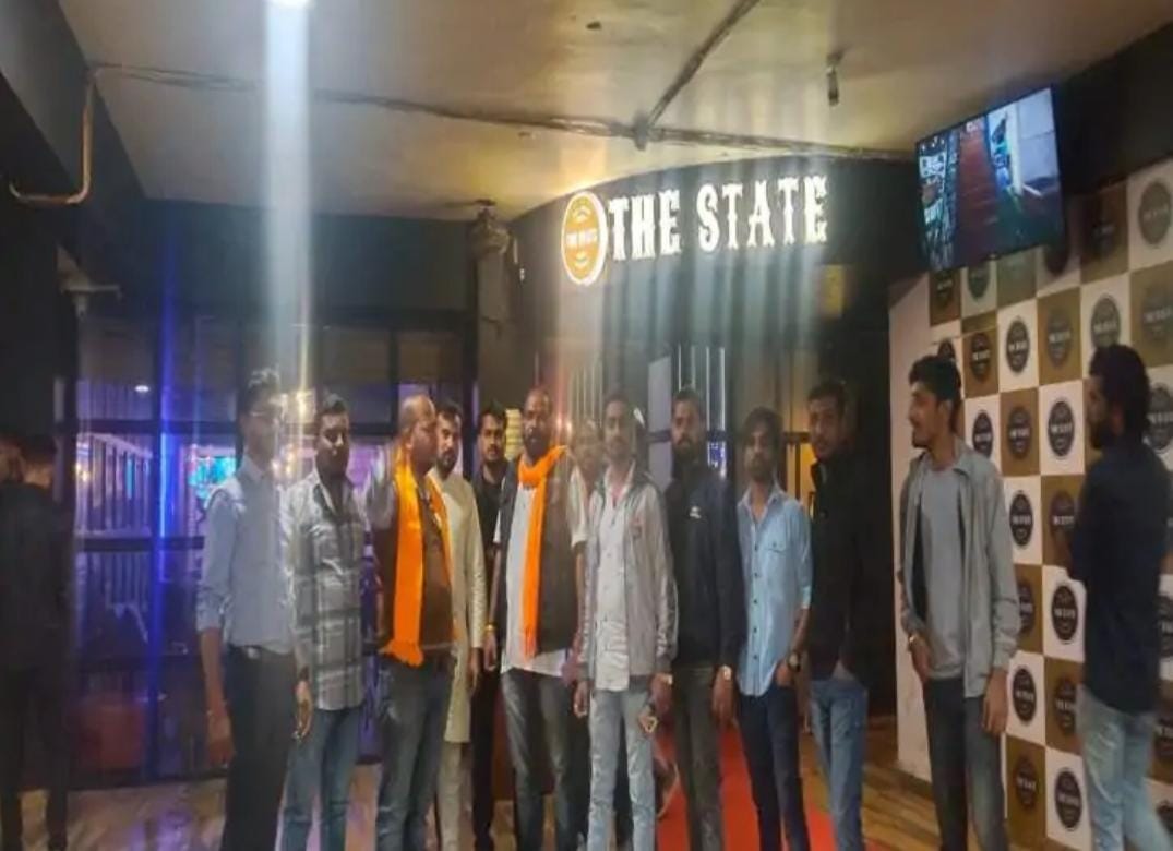 Indore News: Bajrang Dal creates ruckus in the party of Karnataka company which offers friendship for Rs 99