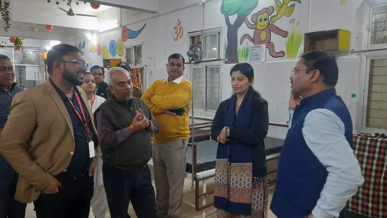 Collector went to hospital to know the condition of Padmashree Jodhaiya Bai Baiga