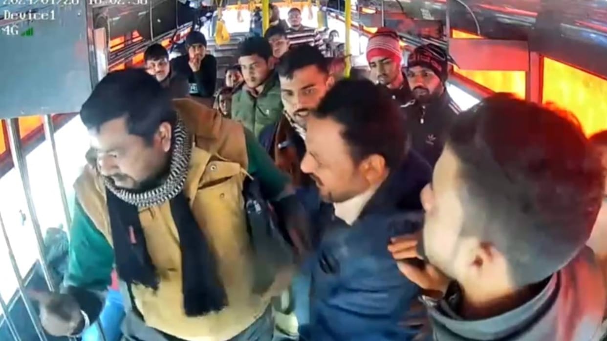 driver-conductor of roadways bus beat driver of another bus In Etah